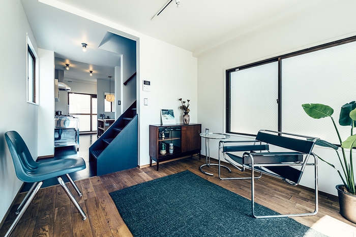 リビング。年月を経て愛着のわく、無垢フローリングを採用。