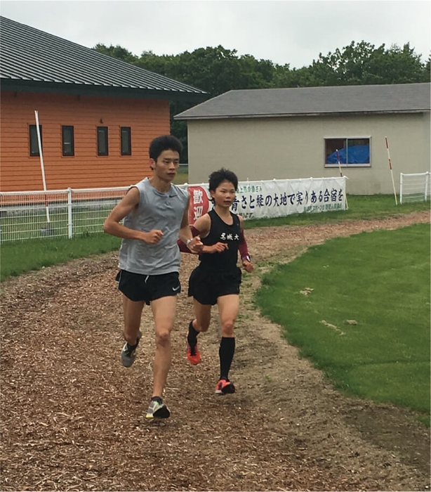 合宿で学生ランニングコーチとスピード練習に励む赤坂選手