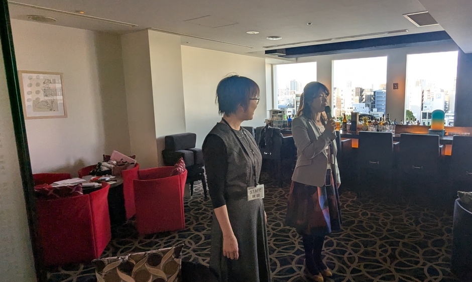 アーチ結婚相談室のスタッフが参加者を和ませて雰囲気を盛り上げる