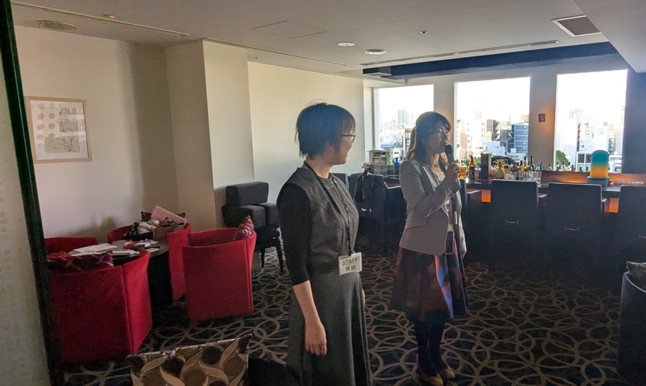 アーチ結婚相談室のスタッフが参加者を和ませて雰囲気を盛り上げる