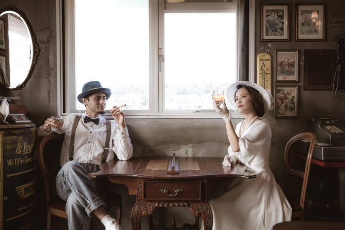 ホテル併設のレストランでの撮影もまるで映画のワンシーン