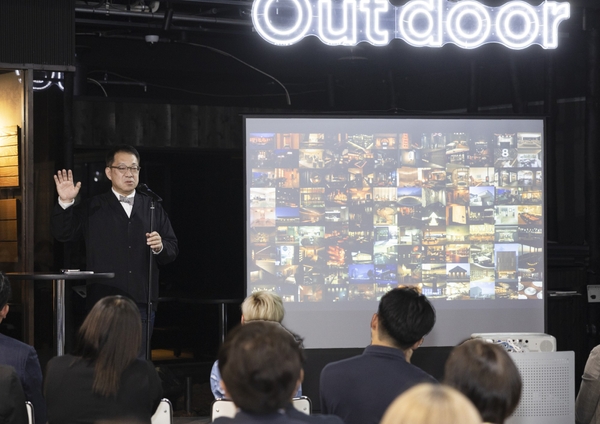 エストニアの工場見学時の体験等を交えて特別講演を行う、アトリエテンマ代表 長谷川演氏