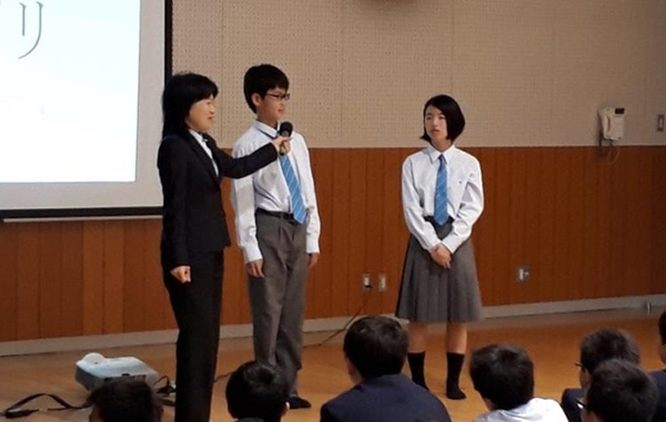 講師の方に生徒が質問する様子（昨年度）