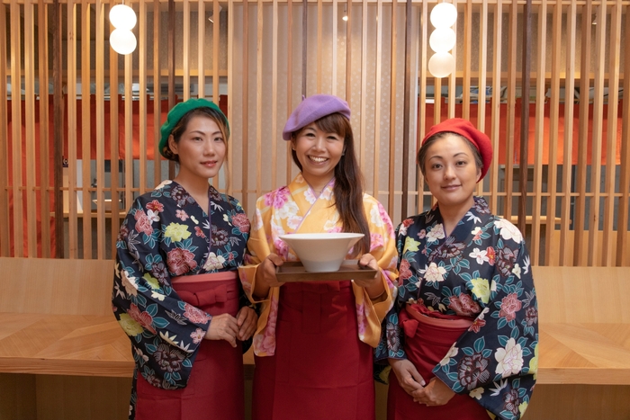 店舗スタッフ(中央:鵜野 友紀子)