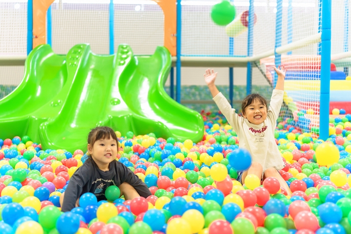 親子で夢中になるユニークでスペシャルな室内遊び場