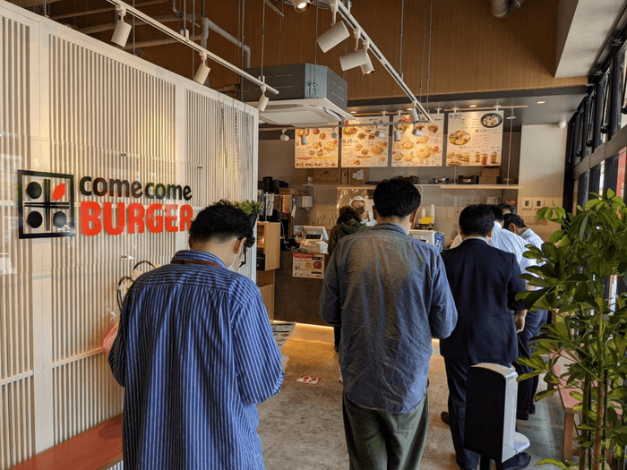 1号店の「comecomeBURGER 長尾店」はオープンから行列