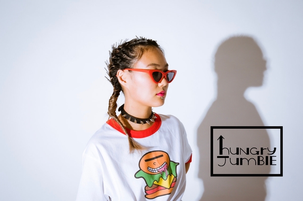 HUNGRY BOY RINGER TEE(4,400円 税込)アパレルはオリジナルキャラクターやロゴのリンガーTシャツを中心に展開