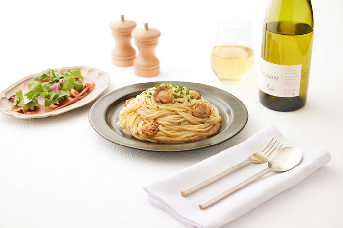 『陸奥湾産ベビー帆立の旨みとからすみの香りを楽しむペペロンチーノ』セッティング