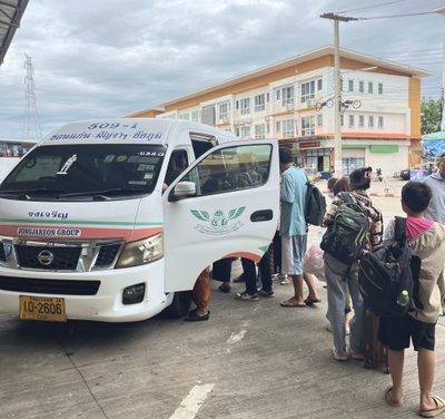 タイのポピュラーな移動手段、ロットゥー（乗合バン）。 狭い車内にぎゅうぎゅうに人が乗り込む。