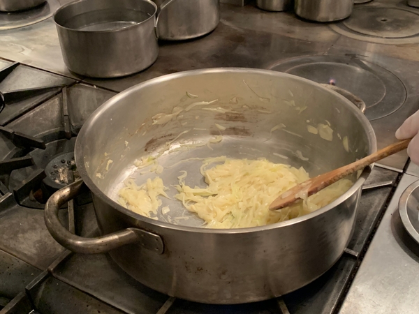 玉ねぎの旨味や甘みを最大限に引き出すためにあえてあめ色に炒めないのが特徴。