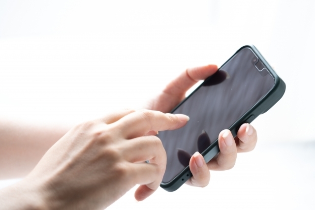 スマートフォンを操作するイメージ