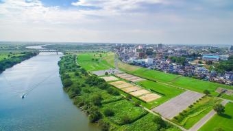 「取手緑地運動公園」野球場、サッカー場、テニスコートなども整備された市民の憩いの場となっています。夏には「とりで利根川大花火」が開催され、多くの人で賑わいます。