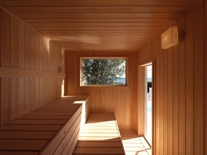 オリーブの木越しに海が見える大型ひのきサウナ