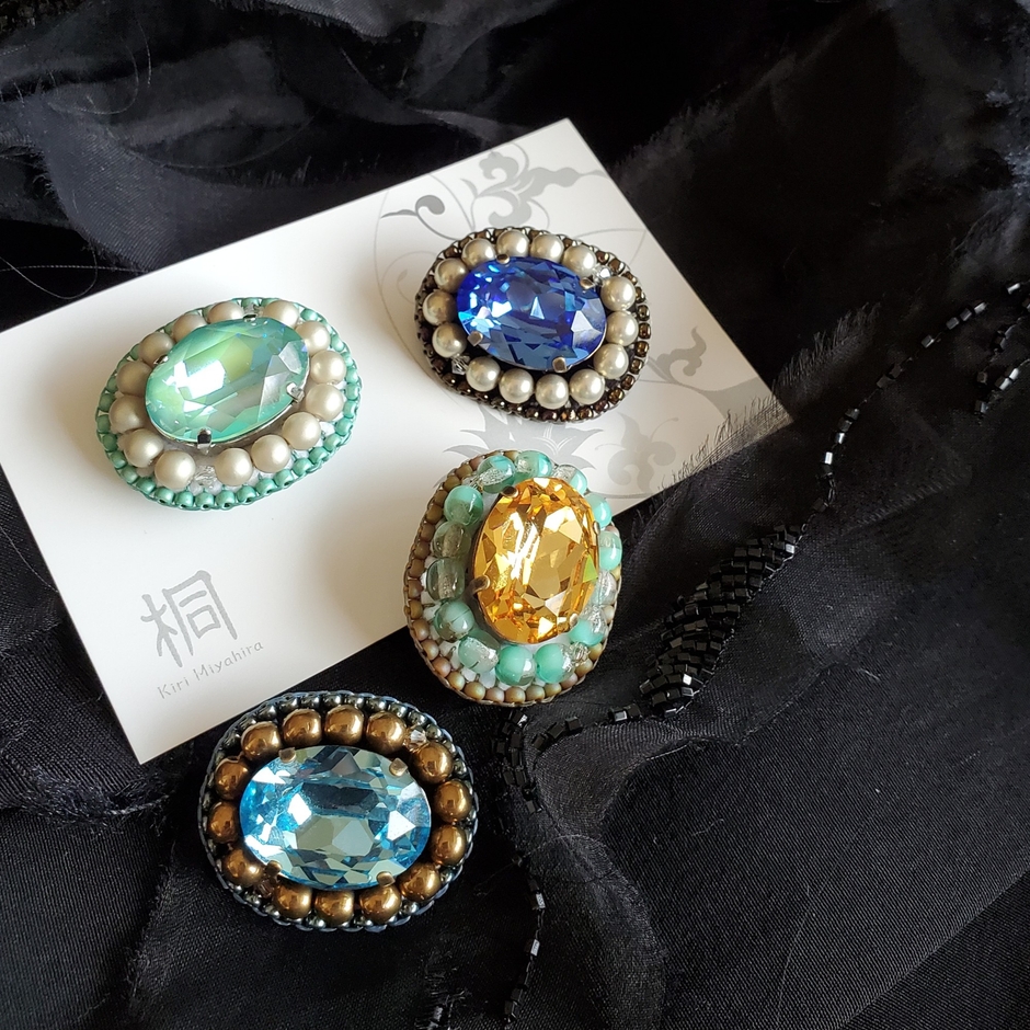 クリスタルガラスのブローチ