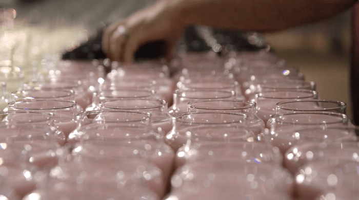 全て手作業でワックスを注いでいます