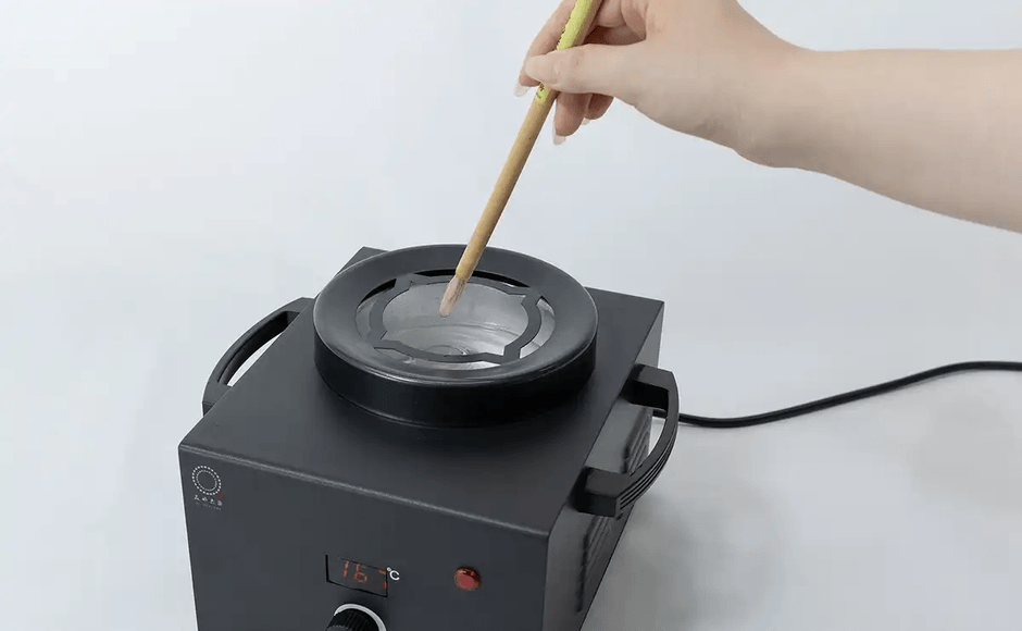ろう溶器(筆こきを使う)