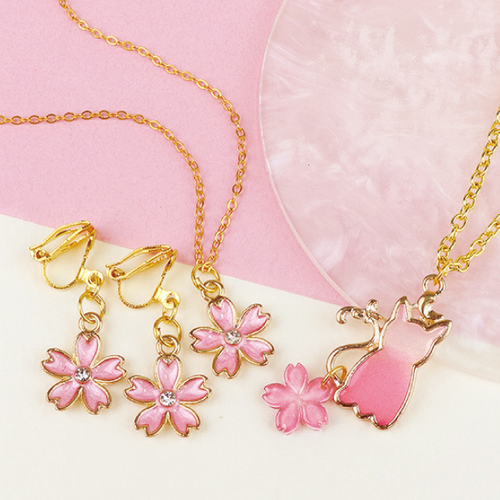 左：桜のネックレスとイヤリングのセット　右：桜と猫シルエのネックレス