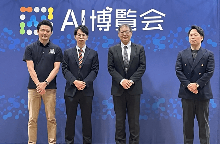 フォトセッションの様子(左から、株式会社アイスマイリー代表取締役 板羽、株式会社エムニ代表取締役 下野様、株式会社ソフトクリエイト 事業推進本部 製品開発部部長 畠山様、株式会社PKSHA Communication 新規事業開発室室長 下沢様)