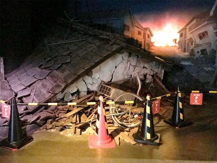 倒壊した家(ジオラマ)