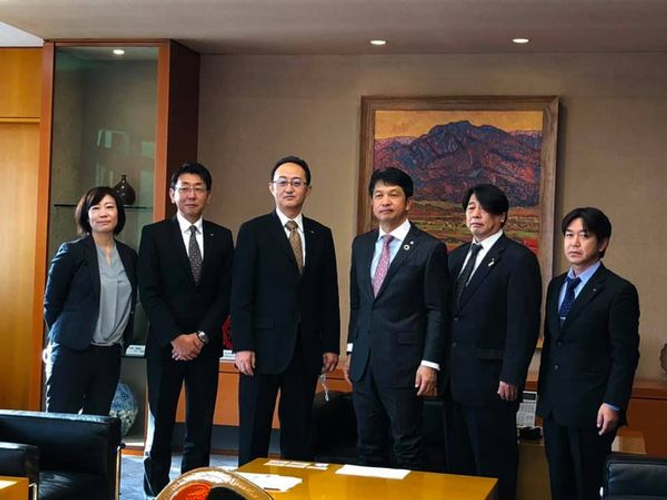 大井川県知事（写真右３）へ登録についての報告をする山中理事長（写真左３）