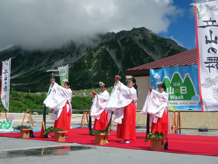 少女巫女による稚児舞「立山の舞」の披露