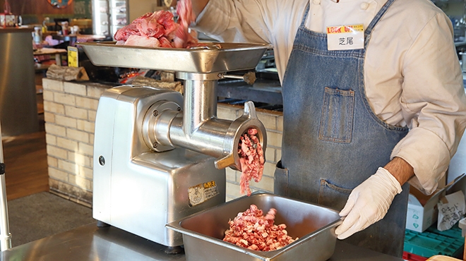 店内で挽かれる挽肉