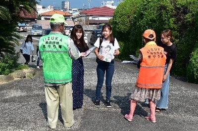 防犯ブザー配布の様子（キャンパス内）