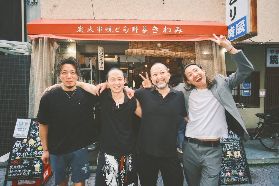 「坪月商147万円」を記録した店舗「きわみ」の店頭で(右端が代表の阿波氏)