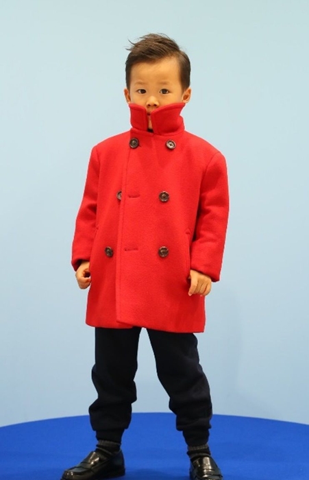 きれいめスタイルで家族でレストランへ(左)