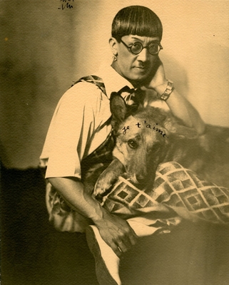 撮影者不明《藤田と犬》1920-29年 東京藝術大学所蔵