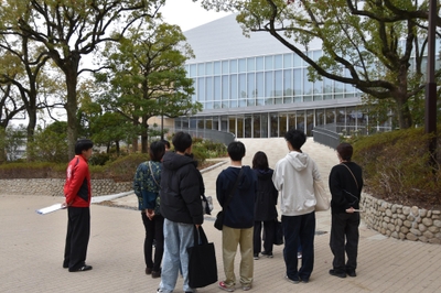 LIONS ARENA前で