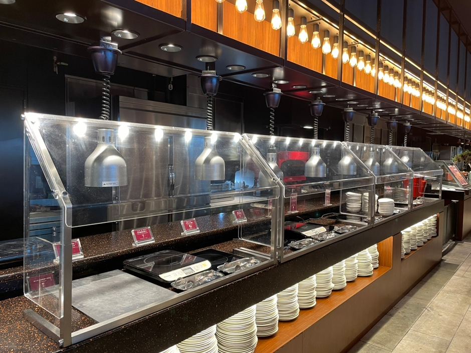 客席やブッフェボードに飛沫感染対策ボードを設置しております