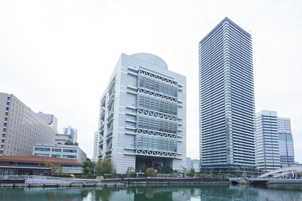 グランキューブ大阪(大阪府立国際会議場) ※写真中央の建物