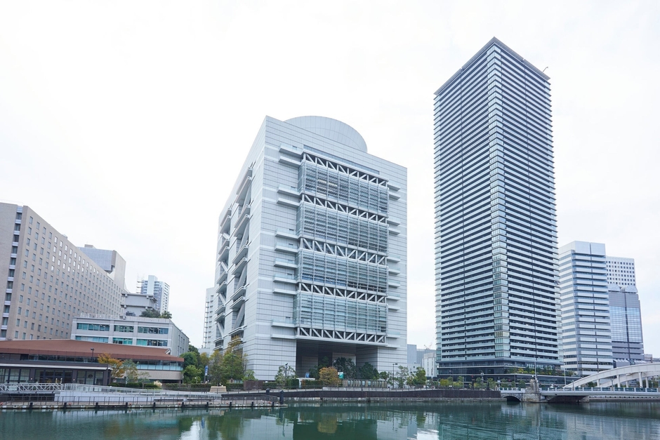 グランキューブ大阪（大阪府立国際会議場） ※写真中央の建物
