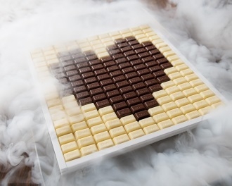 「ダース<ビター>」と「白いダース」を液体窒素の煙の中で冷たく仕上げるパフォーマンス