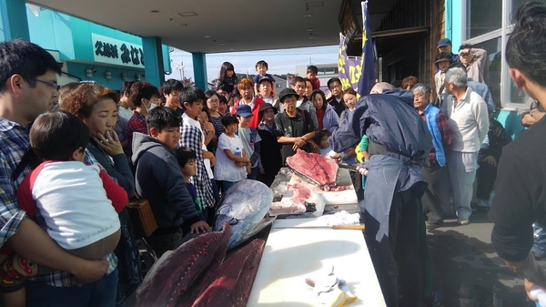 豪快な「マグロ解体ショー」