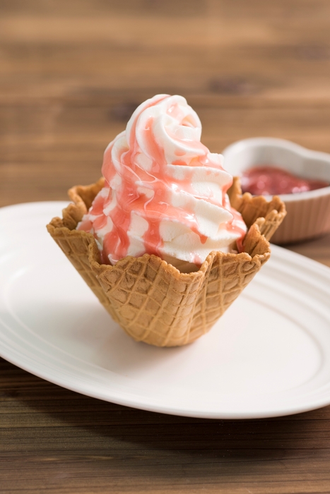 熊本阿蘇 阿部牧場ソフトクリーム(いちごソースかけ)