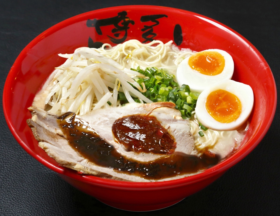 「豚骨ラーメンスペシャル(玉子入り)」15ユーロ(約1,950円) 
