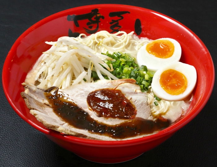 「豚骨ラーメンスペシャル(玉子入り)」15ユーロ(約1&#44;950円) 