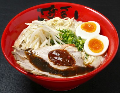 「豚骨ラーメンスペシャル(玉子入り)」15ユーロ(約1,950円)