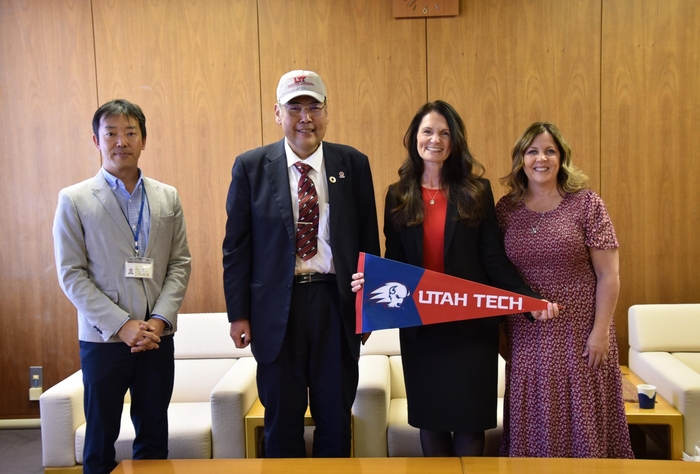 記念撮影する(右から)ラブレス留学担当職員、ホーク副学長、小原学長、津村国際化推進センター長