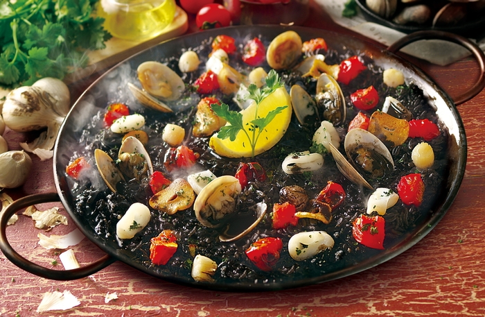 旨みたっぷり!3種の魚介のイカスミパエリア