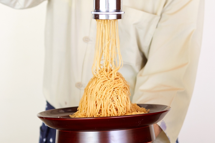 注文を受けてから「笠間栗」のペーストを目の前で生搾り。動画撮影もOK!