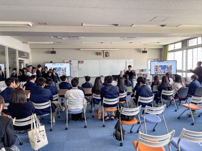 英語で歓迎の挨拶をする大阪信愛学院中学校の生徒