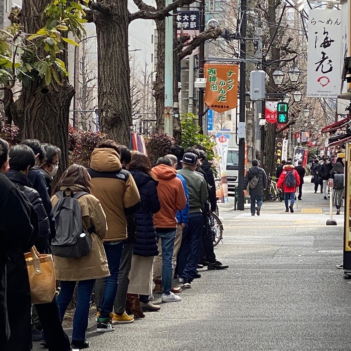 2,000円の限定らーめんに並ぶお客様の様子