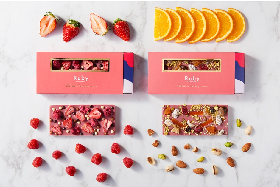 左「ルビータブレットチョコレート・ストロベリー」1,600円 (税別)、右「ルビータブレットチョコレート」1,400円(税別)