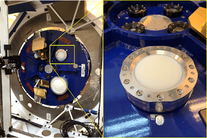 電波望遠鏡受信機(左)とレンズ(右)　(C)ALMA (ESO/NAOJ/NRAO)