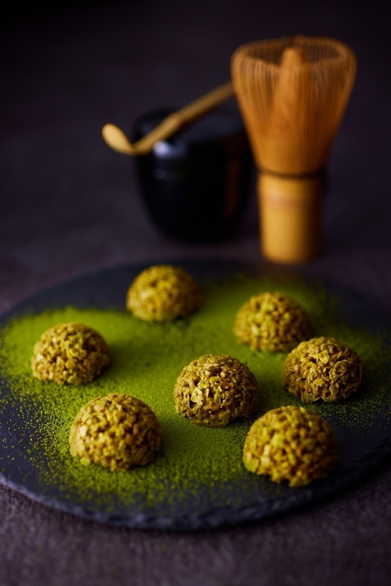 「抹茶クランチ缶」イメージ(黒背景1)