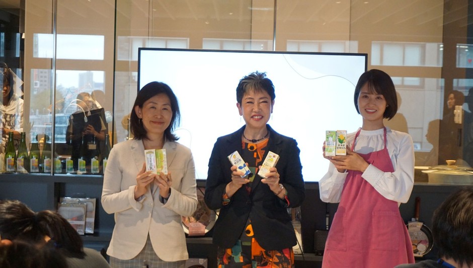 登壇者フォトセッション(左から、日本テトラパック鍜治葉子、姫野友美先生、もあいかすみさん)