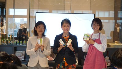 登壇者フォトセッション(左から、日本テトラパック鍜治葉子、姫野友美先生、もあいかすみさん)
